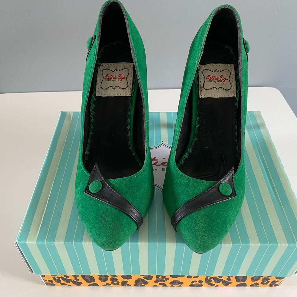 Pin-up style emerald green heels